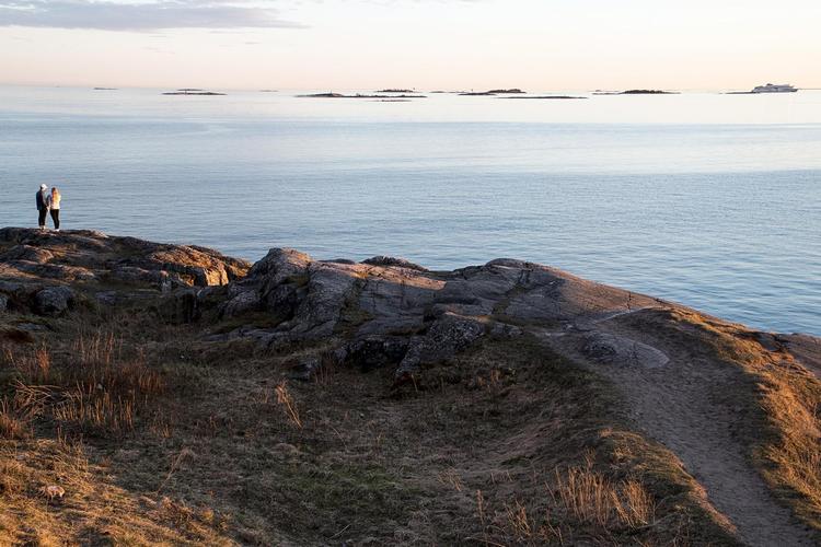 På Suomenlinna kan man nyde den smukkeste solnedgang over havet med de mange småøer og skær, der kan skimtes i horisonten. 