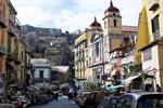 Napoli tårner sig op i flere lag og er et mirage af storhed og forfald. Dette sceneri udfolder sig omkring Montesanto-kabelbanen, som fragter napolitanerne op til Vomero-kvarteret på en af byens vulkanske høje. 