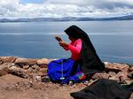 Forarbejdning af uld ved Taquille-øen i Titicaca-søen. 