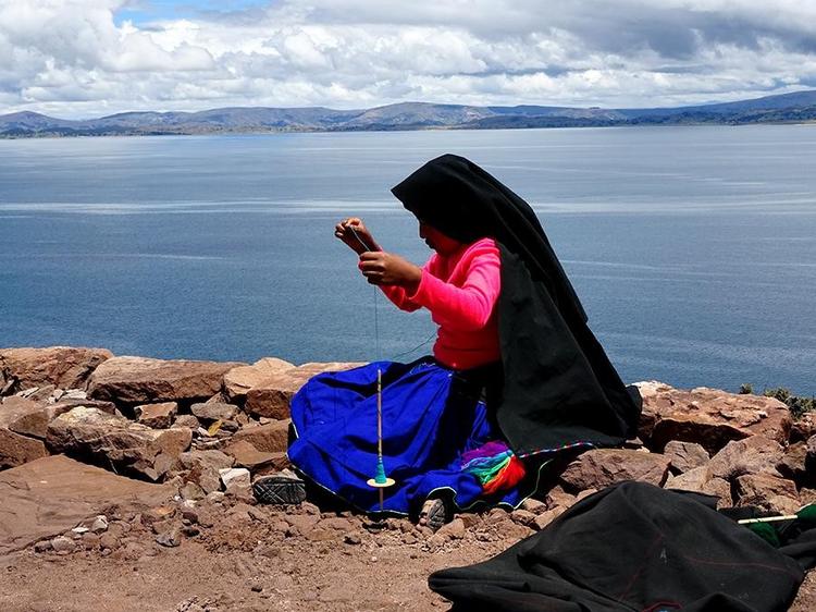 Forarbejdning af uld ved Taquille-øen i Titicaca-søen. 