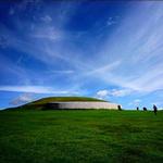 Gravhøjen Newgrange i stenalderkomplekset Brú na Bóinne. 