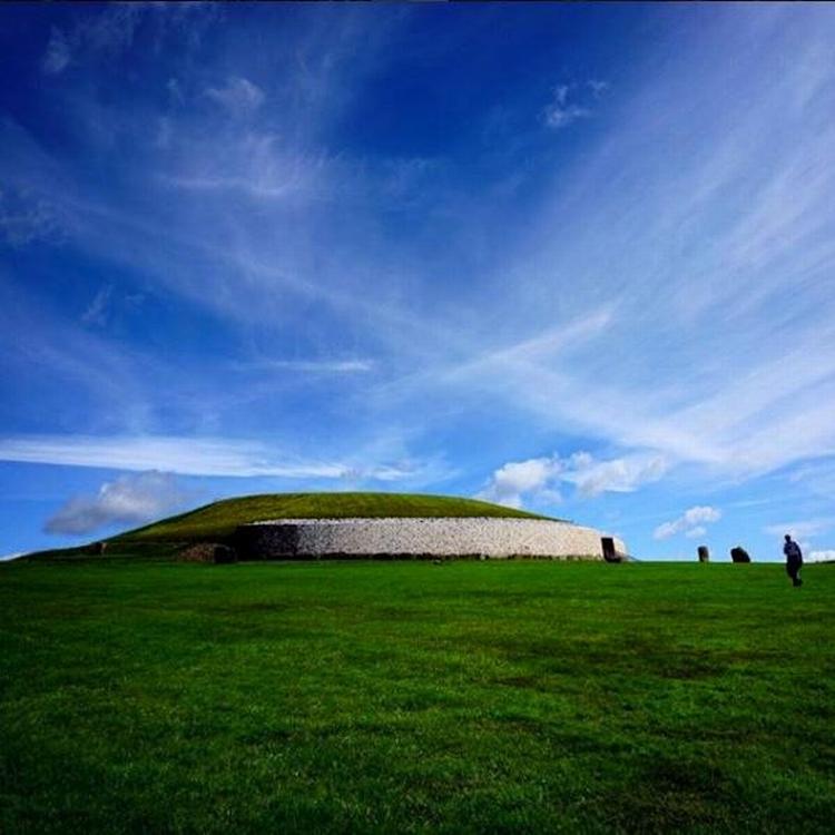 Gravhøjen Newgrange i stenalderkomplekset Brú na Bóinne. 