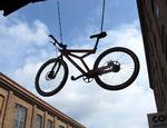 Da Leipziger Baumwollspinnerei blev lukket begyndte kunstnere at rykke ind i de forladte haller, bl.a. denne cykelmager. Spinnerei er i dag et vigtigt pejlemærke for den europæiske kunstscene. 