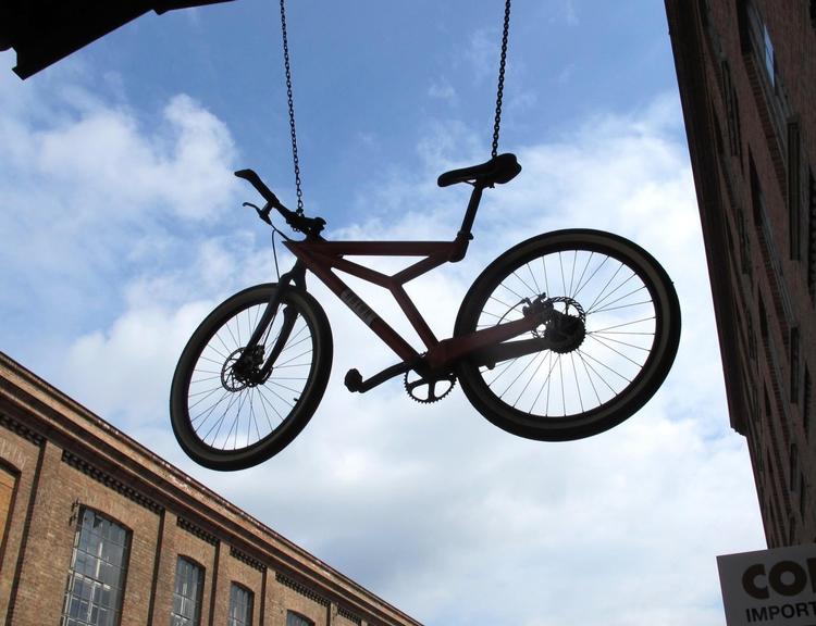Da Leipziger Baumwollspinnerei blev lukket begyndte kunstnere at rykke ind i de forladte haller, bl.a. denne cykelmager. Spinnerei er i dag et vigtigt pejlemærke for den europæiske kunstscene. 