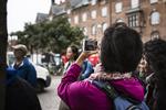 Tusindvis af turister guides rundt på sightseeingture i København af guider hos to guidefirmaer, Sandemans og Copenhagen Free Walking Tours, som ikke betaler guiderne løn. Deres løn baserer sig på de drikkepenge, turisterne giver. Men de arbejdsvilkår vækker kritik på flere fronter. Foto: Henriette Dæhli 
