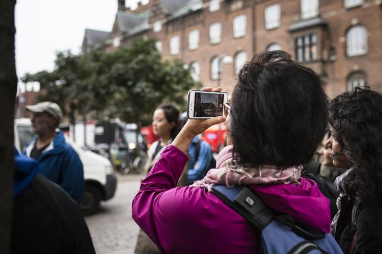 Tusindvis af turister guides rundt på sightseeingture i København af guider hos to guidefirmaer, Sandemans og Copenhagen Free Walking Tours, som ikke betaler guiderne løn. Deres løn baserer sig på de drikkepenge, turisterne giver. Men de arbejdsvilkår vækker kritik på flere fronter. Foto: Henriette Dæhli 