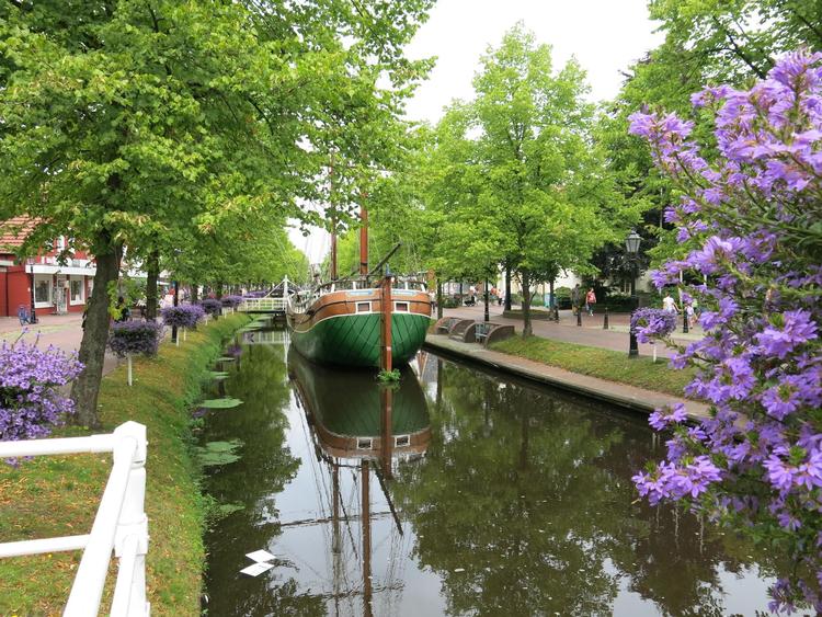 Centrum af Papenburg er gennemskåret af kanaler. Klassiske skibe bidrager til den maritime stemning. 