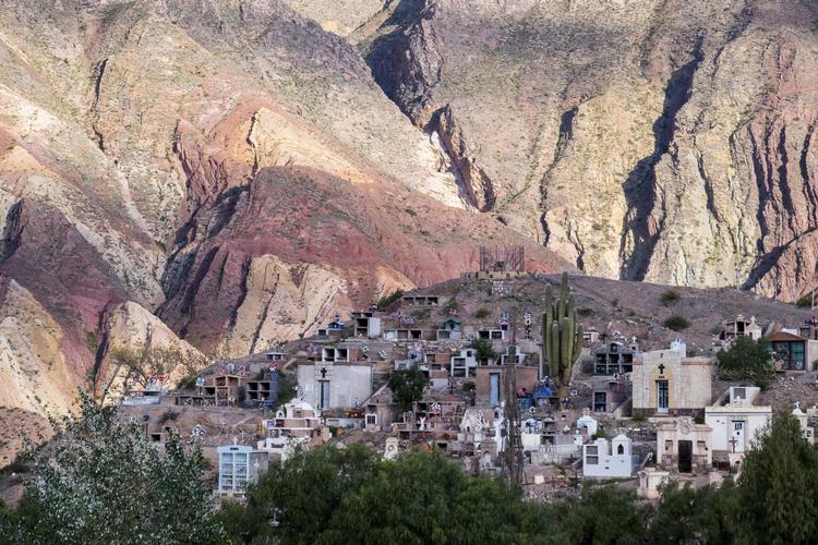 Jujuy i det nordlige Argentina er støvede landsbyer, farverige døre, alpakaer, kridhvid saltørken, gravsteder på størrelse med små lejligheder og alle de eventyr, der endnu ikke er opdaget. 