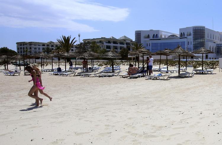 Stranden i Sousse, hvor en mand i 2015 skød og dræbte 38 badegæster med et skydevåben skjult i en parasol. 