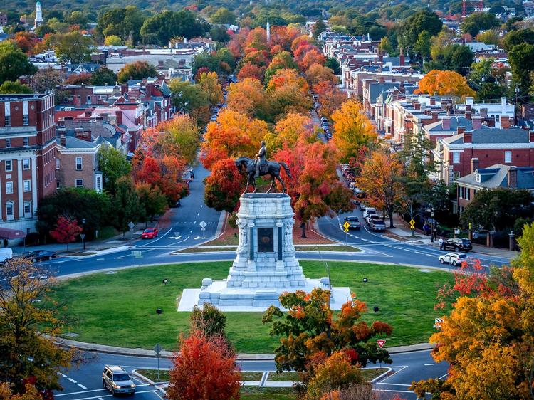 Det er ikke til at vide, hvor længe general Robert E. Lee får lov at trone på Richmonds Monument Avenue sammen med andre kendte sydstatsskikkelser fra borgerkrigen. 