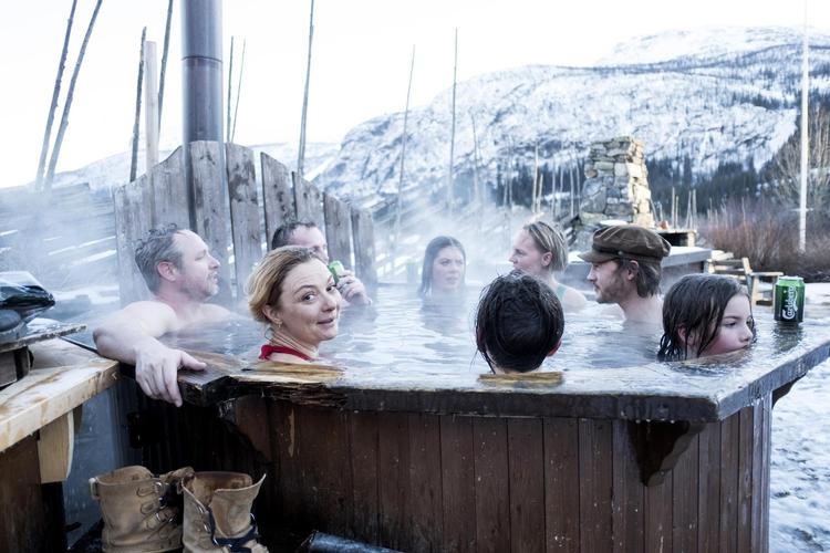 Afslapning i den brandvarme badetamp sammen med andre fra gruppen efter en dag på ski.  