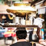 Ugens vinderbillede er fra New Delhi i Indien, hvor et måltid balanceres frem til kunden. 