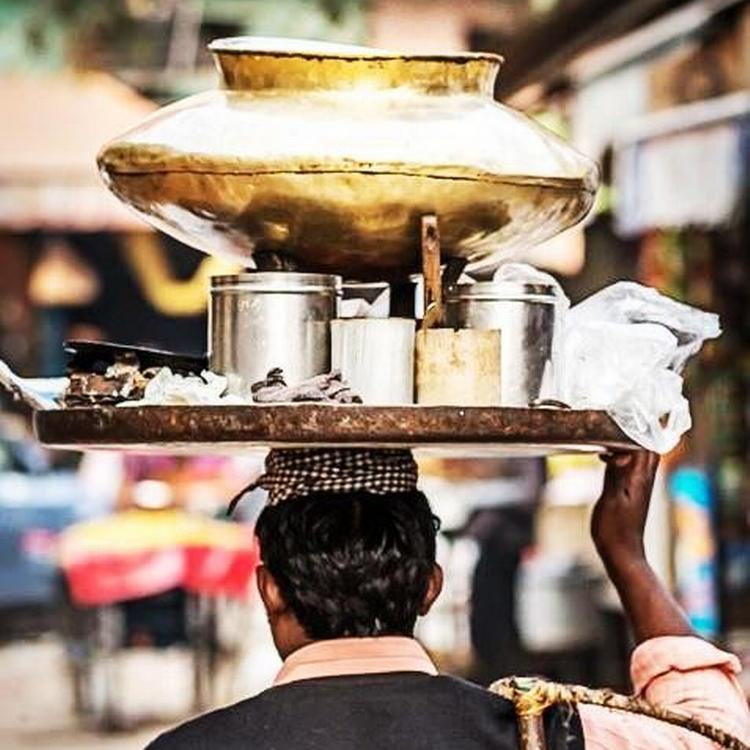 Ugens vinderbillede er fra New Delhi i Indien, hvor et måltid balanceres frem til kunden. 