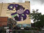 Det er den canadiske kunstner Kevin Ledo, der står bag vægmaleriet af Leonard Cohen, som blev til i forbindelse med vægmalerifestivalen i 2017. Maleriet er knap 40 meter højt.  
