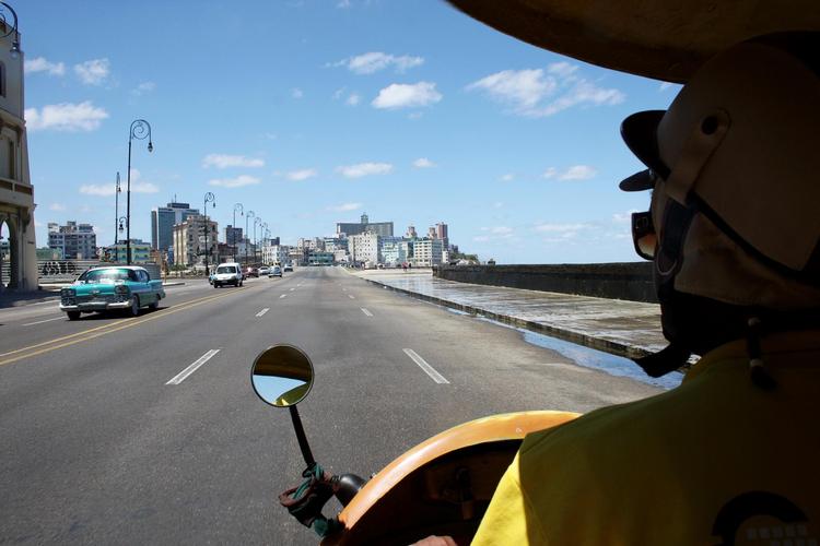 I Havana kan mad lade sig transportere rundt i stil - enten i store (men dog noget ramponerede) amerikanerbiler, eller små gule boble-knallerter. 