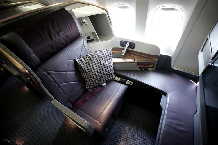 Godnat. Sædet kan lægges helt ned, så det er muligt at sove på den 12 timer lange flyvetur. 