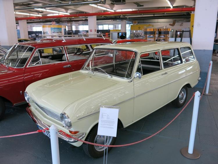 Måske havde bilerne mere særpræg for 50-60 år siden end i dag. Det gælder denne stationcar uden døre til bagsædet.  