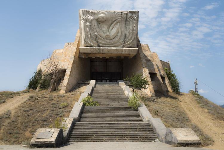 Sovjettidens monumentale  byggestil med geometriske former og rå beton opleves mange steder i  Tbilisi. 