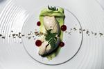 På hoteller som det smukt beliggende Forsthaus Heiligenberg 50 kilometer sydøst for Bremen er maden som denne isdessert i topklasse. Prisen for en femretters menu er også rimelig – 555 kroner. Inklusive vinmenu ryger prisen op i 700 kroner. 