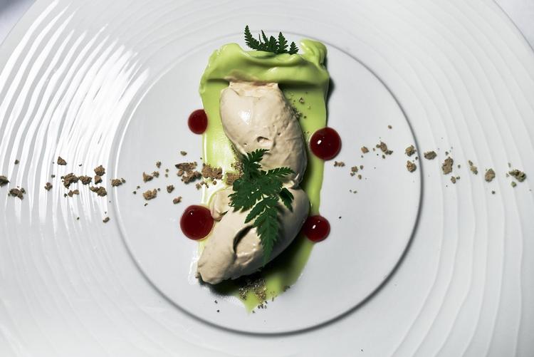 På hoteller som det smukt beliggende Forsthaus Heiligenberg 50 kilometer sydøst for Bremen er maden som denne isdessert i topklasse. Prisen for en femretters menu er også rimelig – 555 kroner. Inklusive vinmenu ryger prisen op i 700 kroner. 