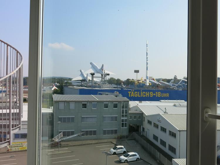 Fra værelset kigger man ud på en Concorde og en Tupolev TU 144. De står på det nærliggende fly- og bilmuseum i Sinsheim. 