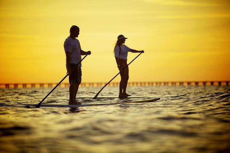 Sejl i kajak eller prøv paddleboarding på Sandbridge Beach.  