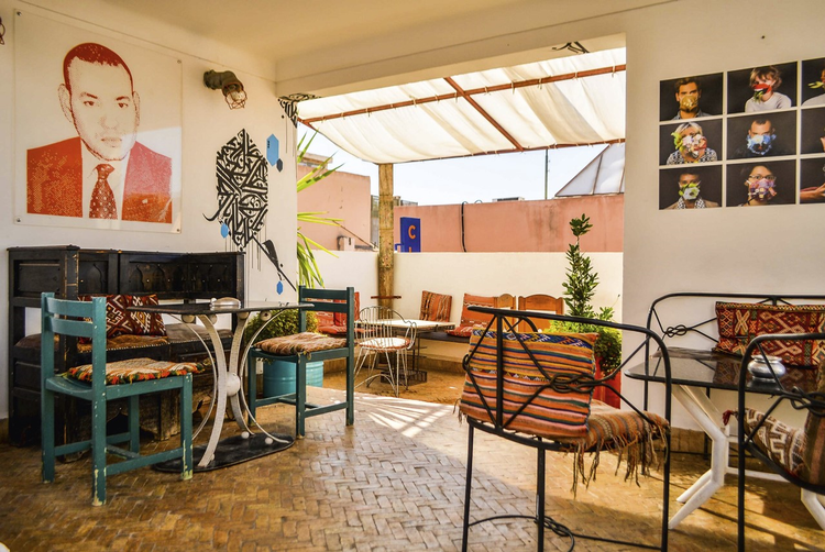 Café Clock ligner et sørøverhus udefra, og indenfor mødes den funky og moderne stil. Og så kan man sætte tænderne i en kamelburger! 