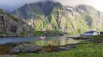 Idyllisk landskab på Lofoten i Norge en dejlig sommeraften. 