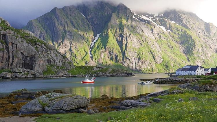 Idyllisk landskab på Lofoten i Norge en dejlig sommeraften. 