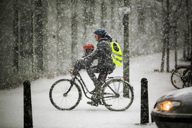 Lidt snevejr afholder ikke ikke folk i Berlin fra at tage cyklen.  