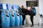Indtjekning er overstået. Længere fremme venter sikkerhedskontrollen, hvor indenrigsrejsende kommer hurtigst igennem. 