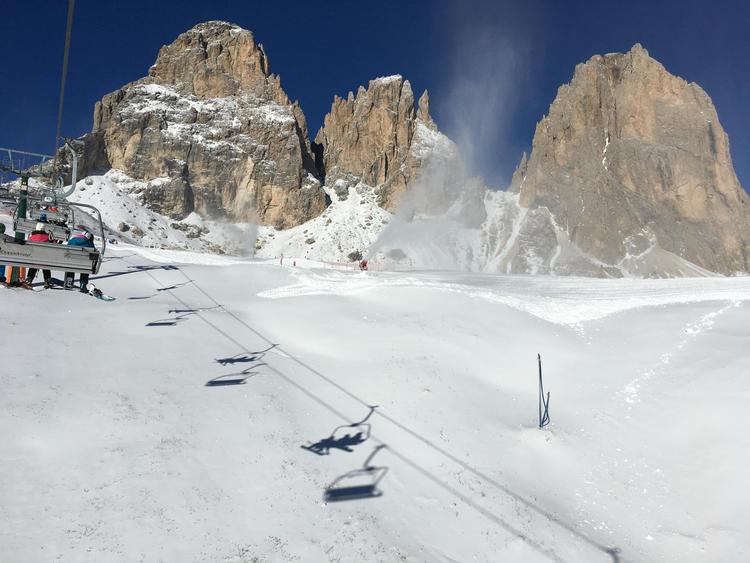 Turen omkring de tre bjergtinder, Sella Ronda, er på 43 kilometer. Udsigten til tinderne skifter hele vejen rundt, og områdets mange snekanoner sørger for at dække de 500 kilometer pister med sne. 