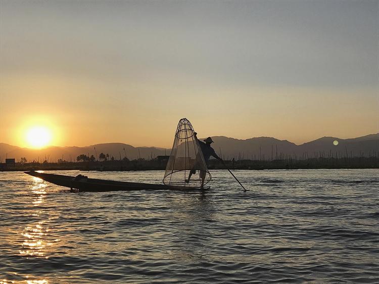 Fiskerne på Inle-søen i Myanmar er kendt for at balancere på den ene fod, mens de ror med den anden.  Emilie Kleding Rasmussen