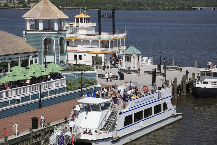 Det tager blot en kort sejltur at komme til Washington D.C. eller Georgetown fra Alexandria.  