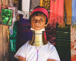 Kayan-kvinde med gyldne halsringe, der får halsen til at synes meget lang, tæt ved den thailandske by Chiang Mai. 