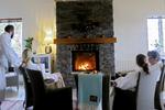Flere gæster i spaafdelingen satte sig til rette foran pejsen. The Lodge er gennemtænkt til mindste detalje, og selv tæpperne har mærker med hotellets logo på. 