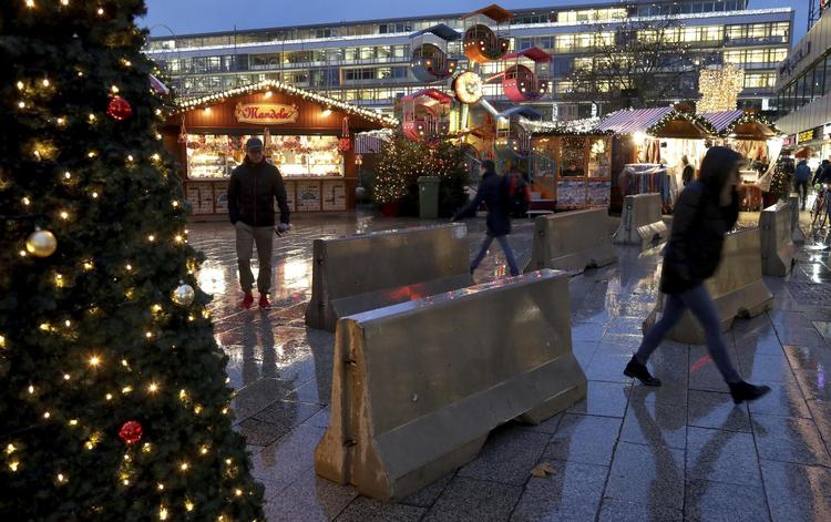 Julemarkeder er populære både blandt lokale og turister i Tyskland, men for knap et år siden blev 12 dræbt i et angreb på et julemarked i Berlin. I år er sikkerheden højnet blandt andet med betonpiller. 