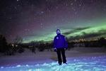 Journalisten får lov at få sit eget foto med nordlys i baggrunden. Det er lidt uskarpt, for der er meget lidt lys ved midnatstid på bjergtoppen i Trysil. 