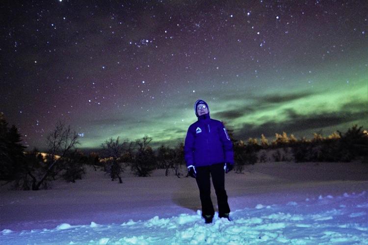 Journalisten får lov at få sit eget foto med nordlys i baggrunden. Det er lidt uskarpt, for der er meget lidt lys ved midnatstid på bjergtoppen i Trysil. 
