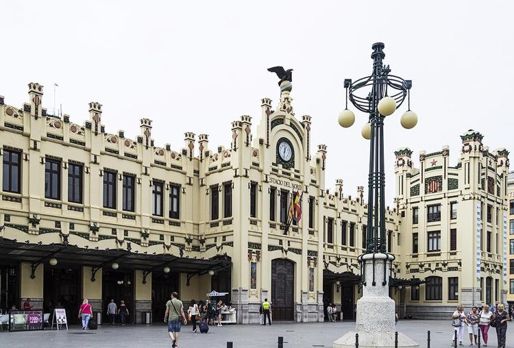 Den 100 år gamle station Estació del Nord i Valencias Ruzafa-kvarter. 