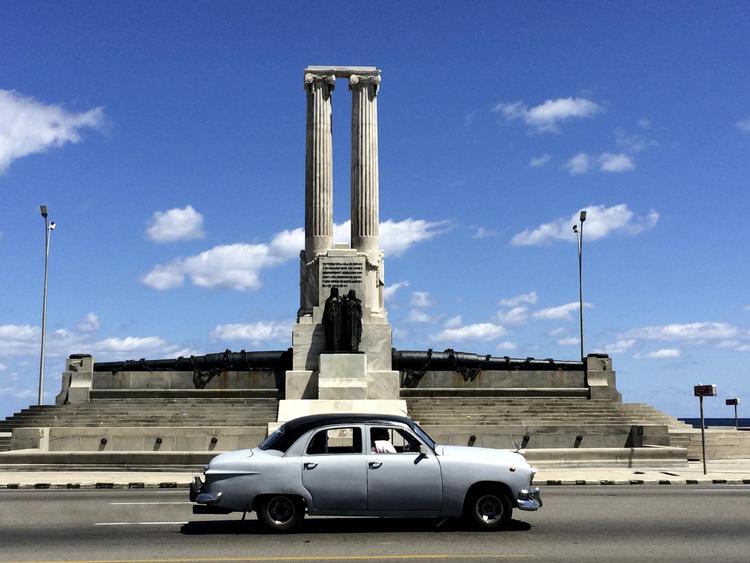 Mod vest fra Hotel National de Cuba ses monumentet til minde om ofrene for eksplosionen om bord på det amerikanske krigsskib ’USS Maine’ i 1898, som blev indledningen til Den Spansk-amerikanske Krig.  