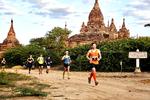 Det er blevet populært at løbe maraton spektakulære steder. Her er det ved Bagan-templerne i Myanmar. 
