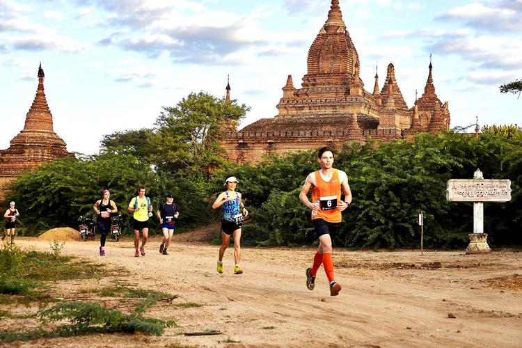 Det er blevet populært at løbe maraton spektakulære steder. Her er det ved Bagan-templerne i Myanmar. 