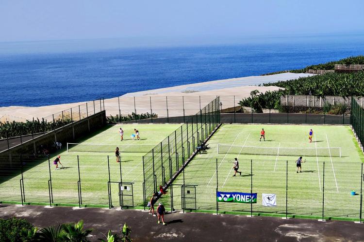 Træning på tennisbaner omgivet af bananplantager i solskin og med udsigt til det store blå Atlanterhav er den ultimative ferie – i hvert fald for os her på La Palmas sydvestkyst.  