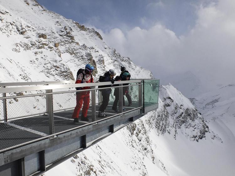 3.029 meter oppe, på toppen af Kitzsteinhorn-gletsjeren, kan man, hvis højden ikke har skræmt én væk, se en endeløs række af bjergtoppe og søen Zell. Indenfor kan man bag store panoramavinduer få et måltid mad på Restaurant Gipfel, som er den højest beliggende restaurant i Salzburg. 