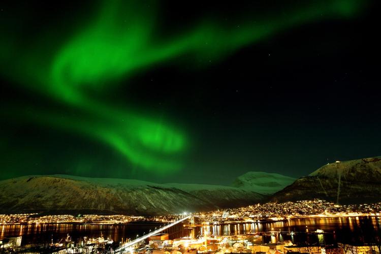 Tromsø i Nordnorge er et af de steder, hvor det er muligt at opleve aurora borealis – også kendt som nordlys. 
