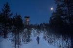 Vi er både heldige og uheldige med vejret på vores nat i skovens nye tårn i Espedal: Månen står fuld og lyser klart op i den minus 25 graders frostklare nat. Vi holder os på en etage og skiftes til at vågne for at fyre op. Brændet er heldigvis bragt ud inden og ligger tørt og klart, for adgangen sker det første stykke ad en ret snæver trappe. 