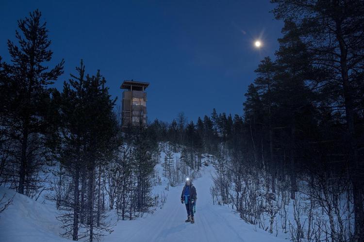 Vi er både heldige og uheldige med vejret på vores nat i skovens nye tårn i Espedal: Månen står fuld og lyser klart op i den minus 25 graders frostklare nat. Vi holder os på en etage og skiftes til at vågne for at fyre op. Brændet er heldigvis bragt ud inden og ligger tørt og klart, for adgangen sker det første stykke ad en ret snæver trappe. 