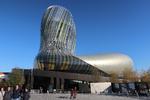Vin skal ikke alene drikkes. Det skal også udstilles på et smukt museum som La Cité du Vin i Bordeaux. Foto: Poul Husted