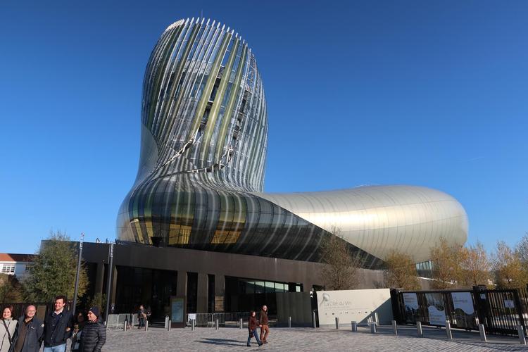 Vin skal ikke alene drikkes. Det skal også udstilles på et smukt museum som La Cité du Vin i Bordeaux. Foto: Poul Husted